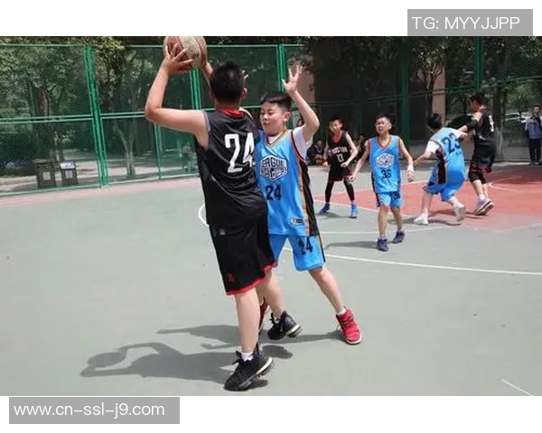 全美篮球明星背影照片展现运动魅力与个人风采的独特视角